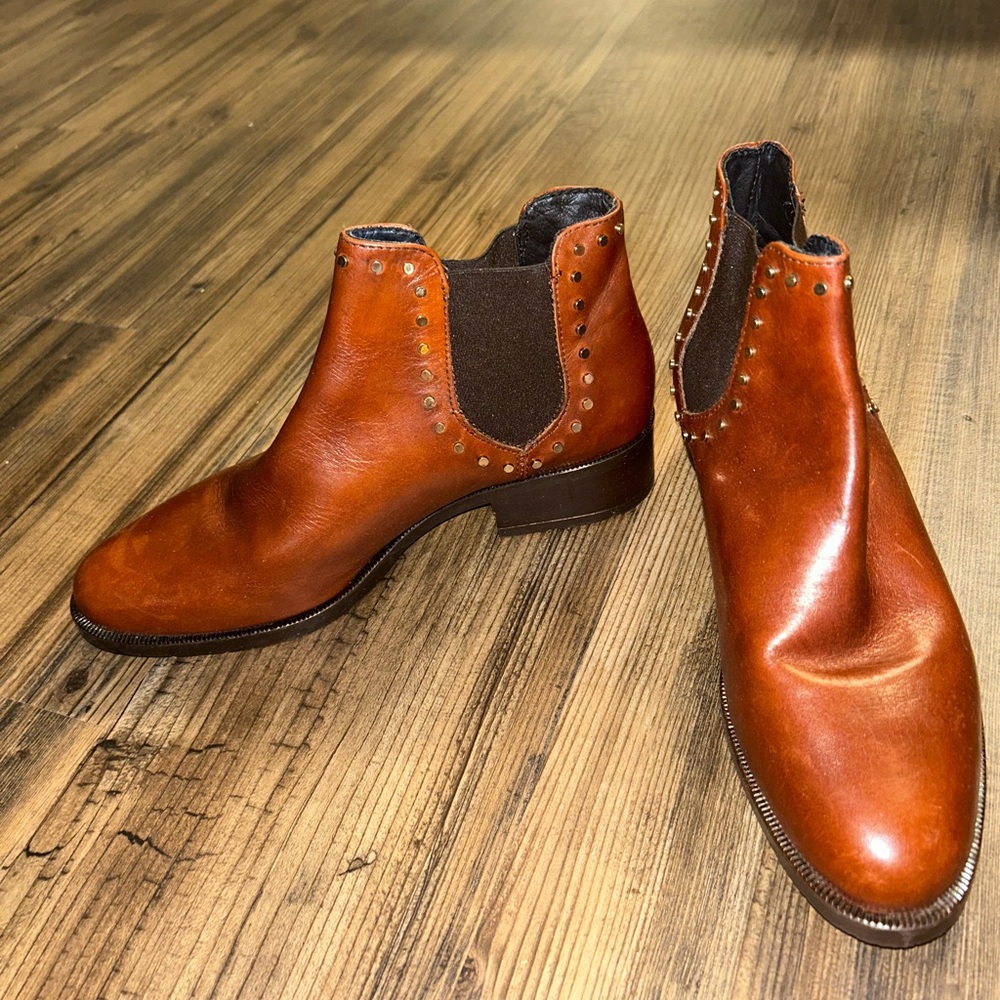 Minnelli Brown leather ankle boot with gold studs - like new